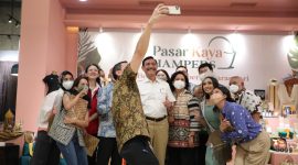 Menteri Koordinator Bidang Kemaritiman dan Investasi (Menko Marves) Luhut Binsar Pandjaitan, meresmikan Bazar Ramadan 2022 di Gedung Sopo Del, Jakarta Selatan pada Kamis (07/04/2022). (Foto:Kemenko Marves)