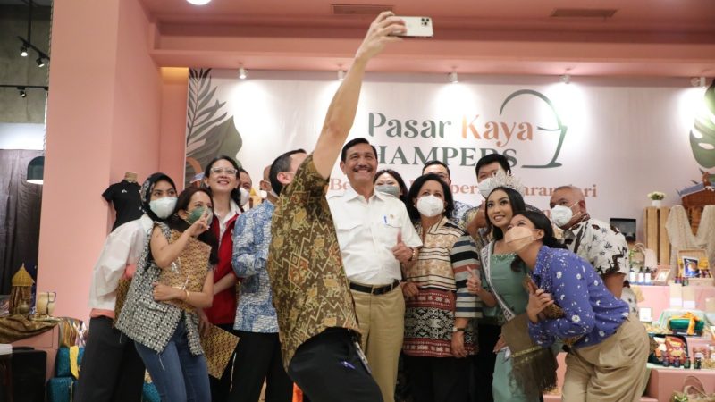 Menteri Koordinator Bidang Kemaritiman dan Investasi (Menko Marves) Luhut Binsar Pandjaitan, meresmikan Bazar Ramadan 2022 di Gedung Sopo Del, Jakarta Selatan pada Kamis (07/04/2022). (Foto:Kemenko Marves)