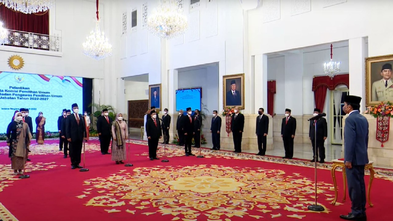 Presiden RI Joko Widodo (Jokowi) hari ini Selasa, (12/04/2022) resmi melantik anggota Komisi Pemilihan Umum (KPU) dan Badan Pengawas Pemilu (Bawaslu) periode 2022-2027. (Foto:Setkab)