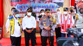 Menko PMK Muhadjir Effendy meninjau langsung persiapan mudik lebaran di Pelabuhan Merak dan Tol Cikampek, pada Selasa (26/04/2022) bersama dengan Kapolri Jenderal Pol Listyo Sigit Prabowo, Menteri Perhubungan Budi Karya Sumadi dan Menteri PUPR Basuki Hadimuljono. (Foto: Kemenko PMK)