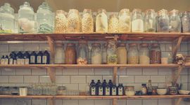 Ilustrasi rak obat dan makanan. (Foto: Pelopor.id/Pixabay/Pexels)