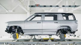 Proses produksi kendaraan Rivian Automotive. (Foto: Pelopor.id/Twitter @Rivian) 