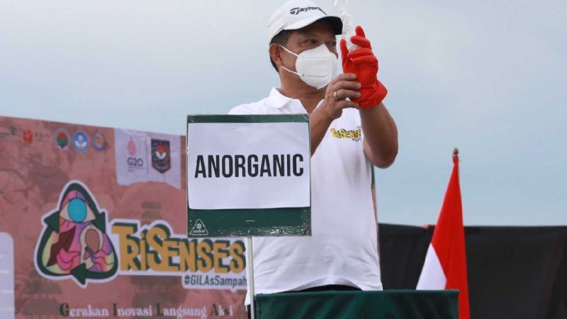 Dukung Gerakan GILAsSampah, Tito Karnavian Lakukan Edukasi Pemilahan Sampah. (Foto: Pelopor.id/Kemendagri) 