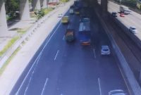 Tangkapan layar situasi arus lalu lintas di Tol Jakarta-Cikampek (Bekasi Barat) pada 2 April 2022. (Foto: Pelopor.id/Twitter @TMCPoldaMetro) 