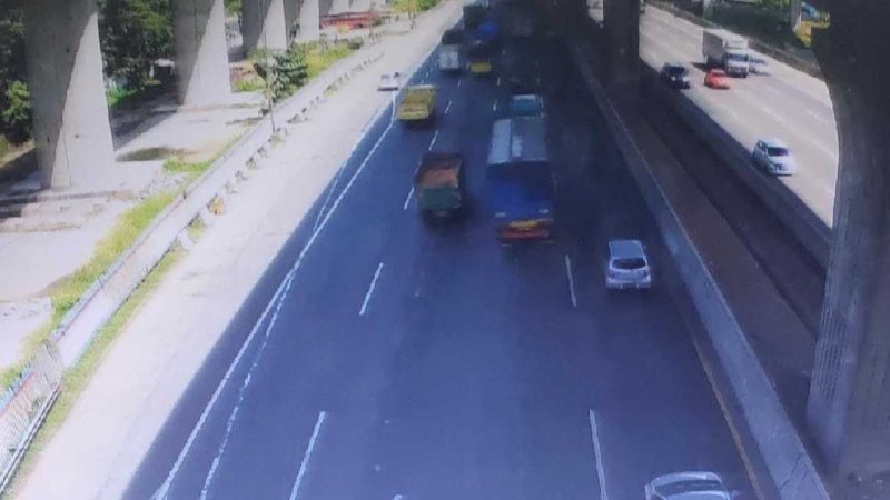 Tangkapan layar situasi arus lalu lintas di Tol Jakarta-Cikampek (Bekasi Barat) pada 2 April 2022. (Foto: Pelopor.id/Twitter @TMCPoldaMetro) 