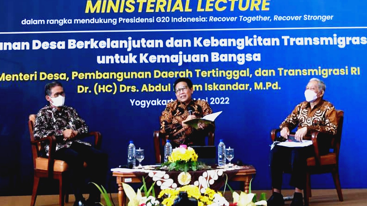 Mendes PDTT Abdul Halim Iskandar memaparkan pembangunan desa berkelanjutan dan kebangkitan transmigrasi modern untuk kemajuan bangsa pada Minister Lecture di Kampus UGM, Yogyakarta, Kamis (19/5/2022). (Foto:Pelopor.id/Kemendes PDTT)