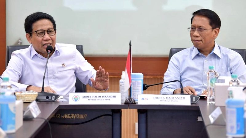 Menteri Desa, Pembangunan Daerah Tertinggal dan Transmigrasi Abdul Halim Iskandar Dengan Direktur Utama PT KAI Didiek Hartantyo di Jakarta , Rabu, (18/5/2022). (Foto : Pelopor.id/ Mugi/Kemendes PDTT)