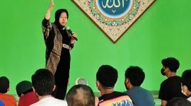Menteri Sosial Tri Rismaharini saat memberikan motivasi di acara pesantren kilat di Masjid Istiqomah Sentra Handayani Jakarta. (Foto: Kemensos)