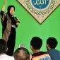 Menteri Sosial Tri Rismaharini saat memberikan motivasi di acara pesantren kilat di Masjid Istiqomah Sentra Handayani Jakarta. (Foto: Kemensos)