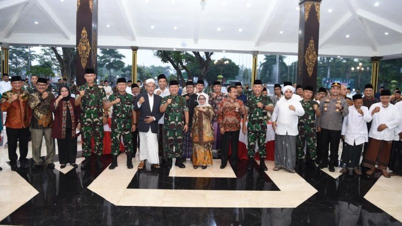 Acara Silahturahmi Kepala Staf Angkatan Darat (Kasad) Jenderal TNI Dudung Abdurachman dengan Forkopimda, Tokoh Agama dan Tokoh Masyarakat se-Kabupaten Jombang di Pendopo Kabupaten Jombang pada Jumat, (20/05/2022).. (Foto:Pelopor.id/TNI-AD)