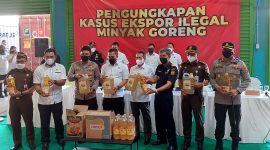 Konferensi pers pengungkapan kasus ekspor ilegal minyak goreng Kemendag, Bea Cukai dan Satgas Pangan. (Foto: Pelopor.id /Kemendag)
