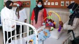 Mensos Kunjungi Bocah Penderita Penyakit Serius, Salurkan Donasi Para Dermawan. (Foto: Kemensos)