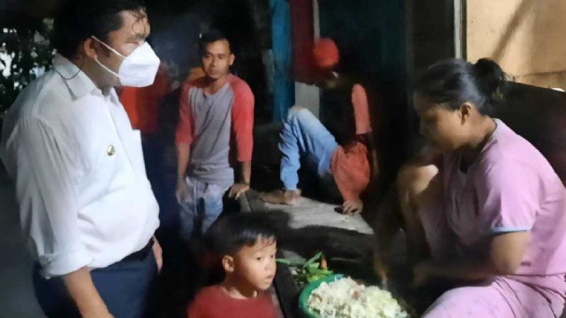Penjabat (Pj) Gubernur Banten Al Muktabar kunjungi lokasi terdampak bencana angin puting beliung di Desa Sukatani, Kecamatan Cikande, Kabupaten Serang. (Foto: Pelopor.id/bantenprov.go.id) 