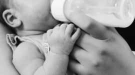 Ilustrasi bayi minum susu. (Foto: Pelopor.id/Unsplash/Kelly Sikkema) 