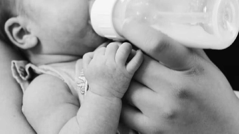 Ilustrasi bayi minum susu. (Foto: Pelopor.id/Unsplash/Kelly Sikkema) 