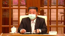 Korea Utara Akui Kasus Covid, Kim Jong Un Pakai Masker. (Foto: Pelopor.id/KCTV) 