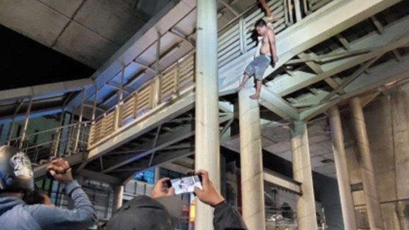 Maling HP ingin terjun dari JPO Pasar Mayestik Jaksel. (Foto:Pelopor.id/Ist)