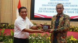 Penjabat (Pj) Gubernur Banten Al Muktabar dan Ketua KPU RI Hasyim Asy'ari. (Foto: Pelopor.id/bantenprov.go.id) 