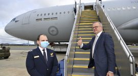 Perdana Menteri baru Australia Anthony Albanese menaiki pesawat untuk terbang ke KTT Tokyo. (Foto: Pelopor.id/Twitter @AlboMP)