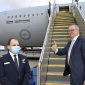 Perdana Menteri baru Australia Anthony Albanese menaiki pesawat untuk terbang ke KTT Tokyo. (Foto: Pelopor.id/Twitter @AlboMP)