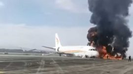 Pesawat Tibet Airlines Terbakar di Bandara Internasional Chongqing Jiangbei. (Foto: Pelopor.id/Youtube) 