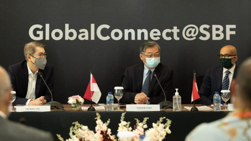 Dari kiri ke kanan: H.E. Lim Min Yang, Chairman Singapore Business Federation; H. E. Gan Kim Yong, Menteri Perdagangan dan Industri Singapura; H.E. Anil Kumar Nayar, Duta Besar Singapura di Indonesia. (Foto:Pelopor.id/ist)