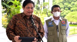 Menko Perekonomian Airlangga Hartarto saat menyampaikan bahwa pemerintah akan membentuk Satgas Penanganan Penyakit Mulut dan Kuku (PMK). Satgas ini, akan diketuai Kepala BNPB Suharyanto. (Foto: Pelopor.id/Setkab)