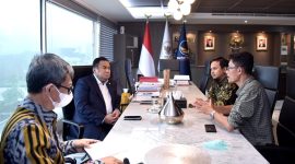 Wakil Ketua DPR RI Koordinator Bidang Industri dan Pembangunan (Korinbang) Rachmat Gobel, saat menerima Ketua Umum Perhimpunan Peternak Sapi dan Kerbau Indonesia (PPSKI) drh Nanang Purus Subendro dan Bendahara Umum PPSKI Yudi Arif, di Gedung Nusantara III, Senayan, Jakarta, Kamis (09/06/2022). (Foto:Pelopor.id/DPR)