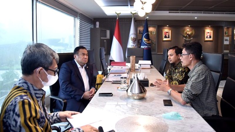 Wakil Ketua DPR RI Koordinator Bidang Industri dan Pembangunan (Korinbang) Rachmat Gobel, saat menerima Ketua Umum Perhimpunan Peternak Sapi dan Kerbau Indonesia (PPSKI) drh Nanang Purus Subendro dan Bendahara Umum PPSKI Yudi Arif, di Gedung Nusantara III, Senayan, Jakarta, Kamis (09/06/2022). (Foto:Pelopor.id/DPR)