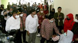 Menko PMK, Muhadjir Effendy, Ketua DPR RI Puan Maharani dan Kepala BKKBN Hasto Wardoyo, meninjau keluarga stunting, disabilitas, dan lansia di Karangrejo, Magetan, Kamis (16/06/2022). (Foto:Pelopor.id/Kemenko PMK)