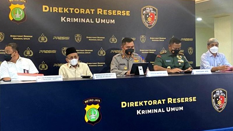 Kapolda Metro Jaya, Irjen Pol Mohammad Fadil Imran mengungkapkan hasil penyelidikan terhadap Khilafatul Muslimin, ormas yang diduga bertentangan dengan ideologi Pancasila di Markas Polda Metro Jaya, Jakarta, Kamis (16/06/2022). (Foto: Pelopor.id/Humas Polri)
