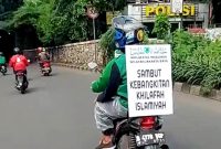 Konvoi motor bawa poster 'Khilafah Islamiyah' di Cawang, Jaktim. (Foto: Pelopor.id/tangkapan layar)