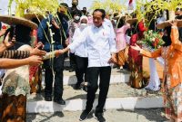 Presiden Jokowi saat mengikuti acara syukuran hasil bumi Gema Perhutanan Sosial digelar di Lapangan Omah Tani, Batang, Jawa Tengah. (foto:Pelopor.id/IG Jokowi)