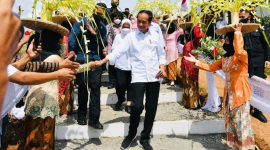 Presiden Jokowi saat mengikuti acara syukuran hasil bumi Gema Perhutanan Sosial digelar di Lapangan Omah Tani, Batang, Jawa Tengah. (foto:Pelopor.id/IG Jokowi)
