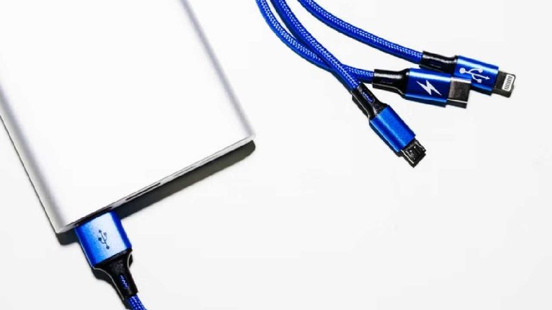 Ilustrasi kabel pengisi daya. (Foto: Pelopor.id/Unsplash/Markus Winkler) 