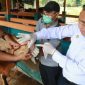 Penjabat (Pj) Gubernur Banten Al Muktabar meninjau langsung lapak penjualan hewan kurban milik warga. (Foto: Pelopor.id/Pemprov Banten) 