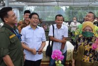 Menteri Desa, Pembangunan Daerah Teringgal dan Transmigrasi, Abdul Halim Iskandar didampingi Istri Lilik Umi Nasriyah menghadiri kegiatan Rembug Bareng Insan Anggrek Jawa Timur dan Peresmian Taman Arjuno di Desa Gunungrejo, Kec. Singosari, Kab. Malang, yang juga di hadiri Gubernur Jawa Timur, Khofifah Indar Parawangsa dan Wakil Bupati Malang Didik Gatot Subroto. Minggu (26/06/22). Foto:pelopor.id/Sigit Purwanto/ Humas Kemendes PDTT)