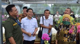 Menteri Desa, Pembangunan Daerah Teringgal dan Transmigrasi, Abdul Halim Iskandar didampingi Istri Lilik Umi Nasriyah menghadiri kegiatan Rembug Bareng Insan Anggrek Jawa Timur dan Peresmian Taman Arjuno di Desa Gunungrejo, Kec. Singosari, Kab. Malang, yang juga di hadiri Gubernur Jawa Timur, Khofifah Indar Parawangsa dan Wakil Bupati Malang Didik Gatot Subroto. Minggu (26/06/22). Foto:pelopor.id/Sigit Purwanto/ Humas Kemendes PDTT)