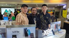 Dari kiri ke kanan Owner Apollo Gadget Store, Irwan Harianto, Ketua Umum KJJT, Slamet Ade Maulana, dan General Manager Vivo Surabaya, Mr. Doweny dalam acara peluncuran Vivo X80 Pro di WTC Surabaya Sabtu, (30/07/2022). (Foto: Pelopor.id/Humas KJJT)