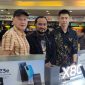 Dari kiri ke kanan Owner Apollo Gadget Store, Irwan Harianto, Ketua Umum KJJT, Slamet Ade Maulana, dan General Manager Vivo Surabaya, Mr. Doweny dalam acara peluncuran Vivo X80 Pro di WTC Surabaya Sabtu, (30/07/2022). (Foto: Pelopor.id/Humas KJJT)