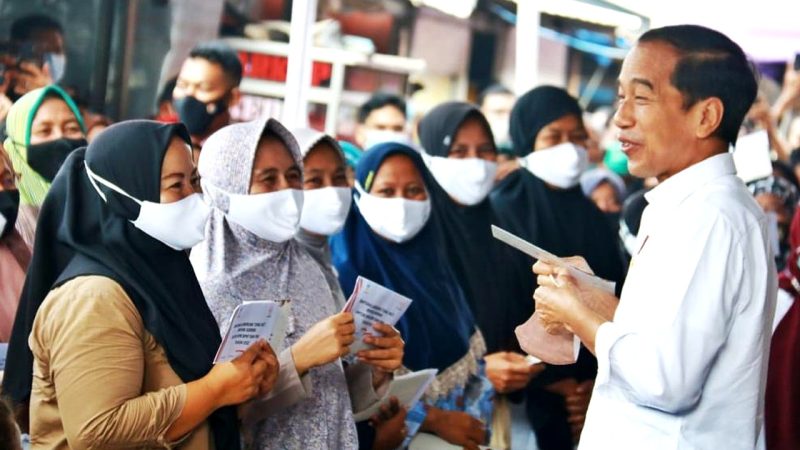 Presiden Joko Widodo (Jokowi) memberikan di Pasar Sukamandi, Kecamatan Ciasem, Kabupaten Subang, Jawa Barat. (Ddi Pasar Sukamandi, Kecamatan Ciasem, Kabupaten Subang, Jawa Barat. (Foto: Pelopor.id/Kemensos)