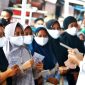 Presiden Joko Widodo (Jokowi) memberikan di Pasar Sukamandi, Kecamatan Ciasem, Kabupaten Subang, Jawa Barat. (Ddi Pasar Sukamandi, Kecamatan Ciasem, Kabupaten Subang, Jawa Barat. (Foto: Pelopor.id/Kemensos)