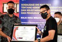 Menparekraf Sandiaga Salahuddin Uno memberikan sertifikasi SNI 9042:2021 tentang kebersihan, kesehatan, dan keselamatan bagi pelaku usaha wisata di sekitar kawasan destinasi super prioritas Likupang , Desa Marinsow (30/7/2022).