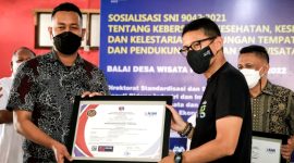 Menparekraf Sandiaga Salahuddin Uno memberikan sertifikasi SNI 9042:2021 tentang kebersihan, kesehatan, dan keselamatan bagi pelaku usaha wisata di sekitar kawasan destinasi super prioritas Likupang , Desa Marinsow (30/7/2022).