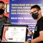 Menparekraf Sandiaga Salahuddin Uno memberikan sertifikasi SNI 9042:2021 tentang kebersihan, kesehatan, dan keselamatan bagi pelaku usaha wisata di sekitar kawasan destinasi super prioritas Likupang , Desa Marinsow (30/7/2022).