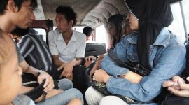 Ilustrasi orang berdesakan naik angkot. (foto: istimewa)