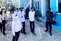 Presiden Jokowi dan Ibu Iriana meninjau Proyek Pengembangan Sarana Hunian Pendukung Kawasan Pariwisata di Kampung Baru, Kawasan Pantai Marina, Labuan Bajo, Manggarai Barat, Jumat (22/07/2022) pagi. (Foto: Pelopor.id/Twitter@Jokowi)