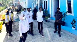 Presiden Jokowi dan Ibu Iriana meninjau Proyek Pengembangan Sarana Hunian Pendukung Kawasan Pariwisata di Kampung Baru, Kawasan Pantai Marina, Labuan Bajo, Manggarai Barat, Jumat (22/07/2022) pagi. (Foto: Pelopor.id/Twitter@Jokowi)