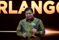Menteri Koordinator Bidang Perekonomian Airlangga Hartarto, mendapatkan penghargaan untuk kategori “The News Maker” dalam ajang iNews Maker Awards 2022, pada Kamis (30/06/2022). (Foto: Pelopor.id/Kemenko Perekonomian)