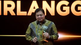 Menteri Koordinator Bidang Perekonomian Airlangga Hartarto, mendapatkan penghargaan untuk kategori “The News Maker” dalam ajang iNews Maker Awards 2022, pada Kamis (30/06/2022). (Foto: Pelopor.id/Kemenko Perekonomian)